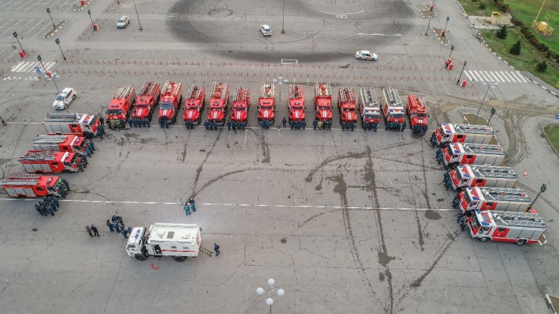 Волгоградские пожарные помогают в обеспечении жителей города водой0