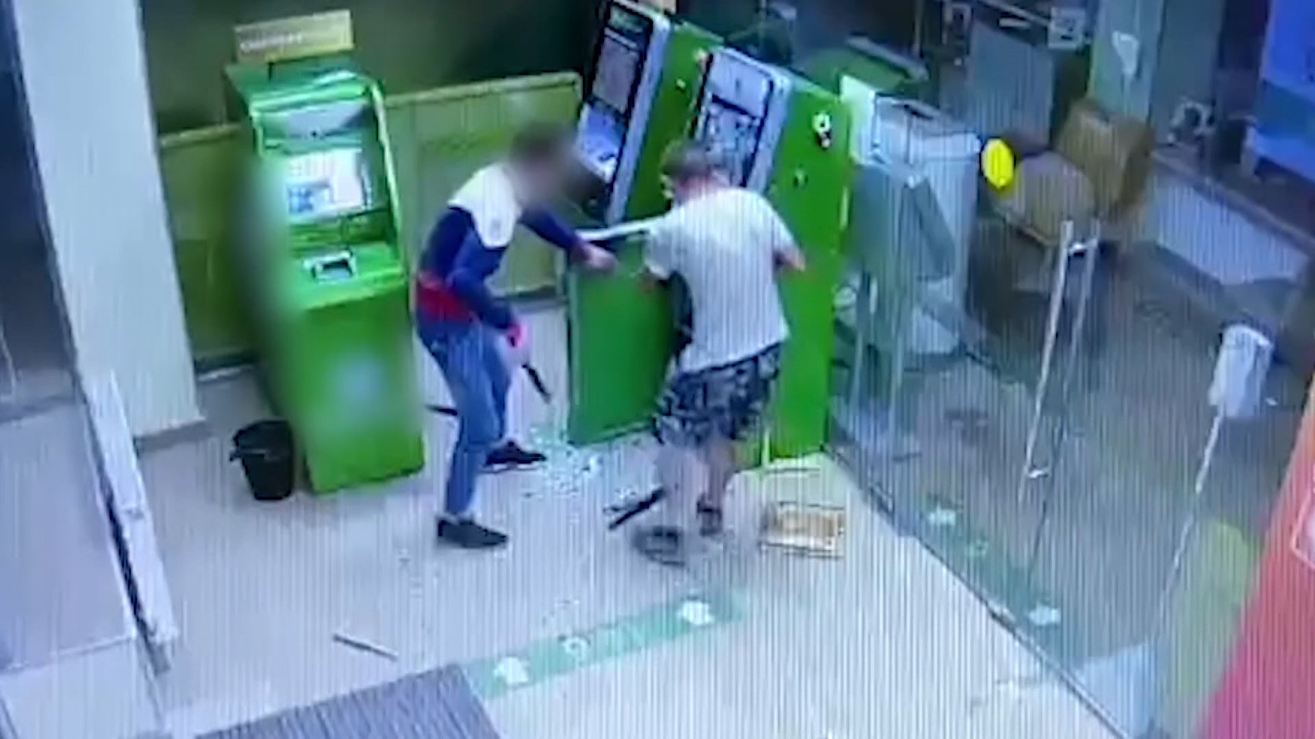 Двое волгоградцев разбили банкомат