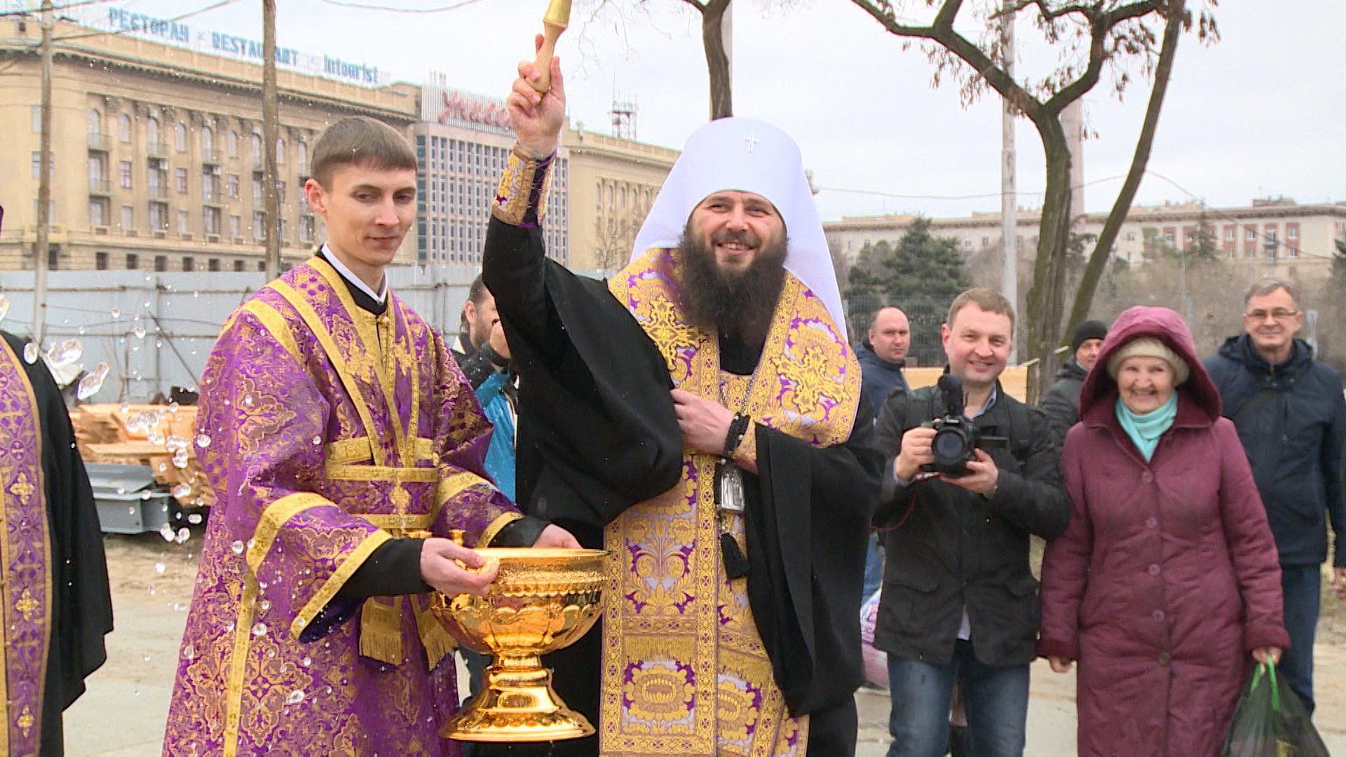 Выпуск Митрополит Волгоградский и Камышинский Феодор освятил два малых купола собора Александра Невского