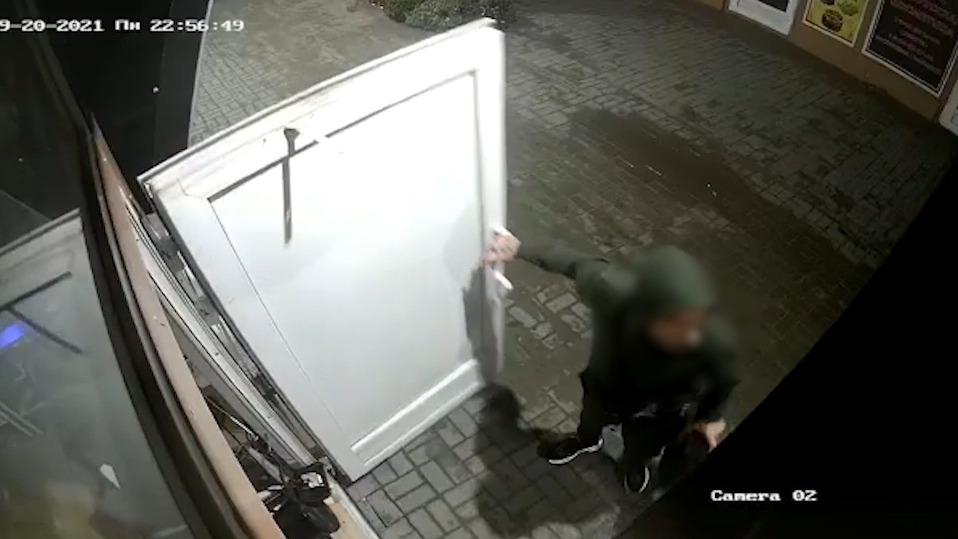 В Волгограде рецидивист украл ящик с деньгами
