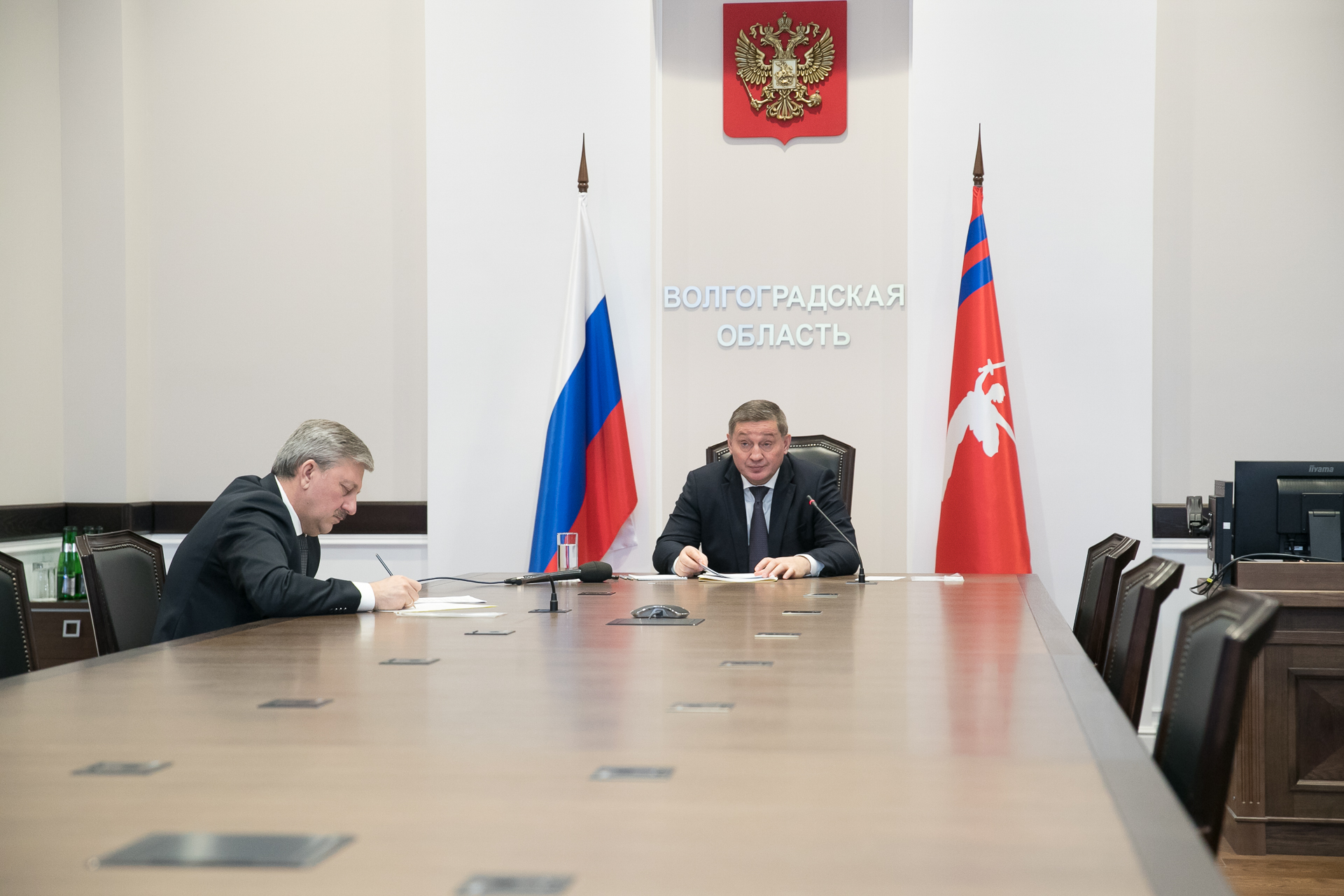 Губернатор Андрей Бочаров поставил задачи по безопасному проведению новогодних мероприятий