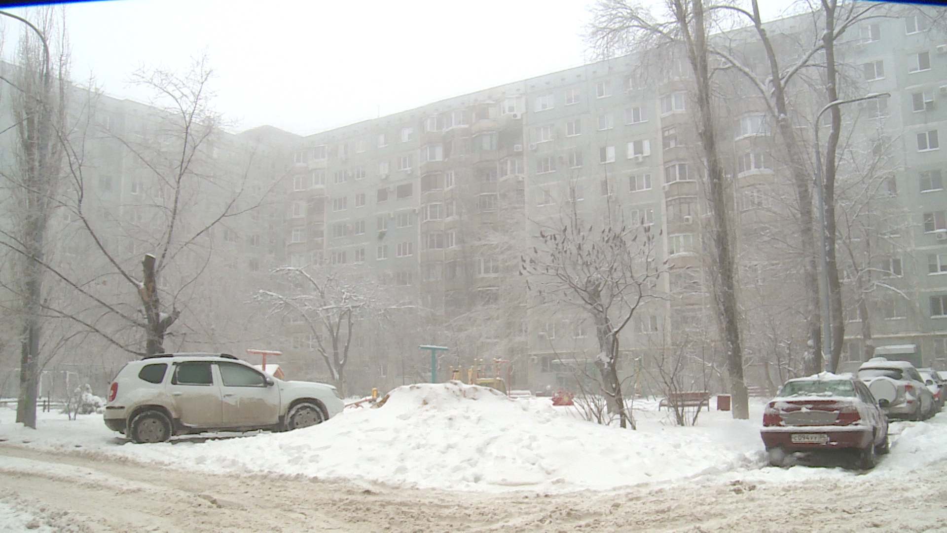 В Волгограде коммунальные службы продолжают расчистку от снега