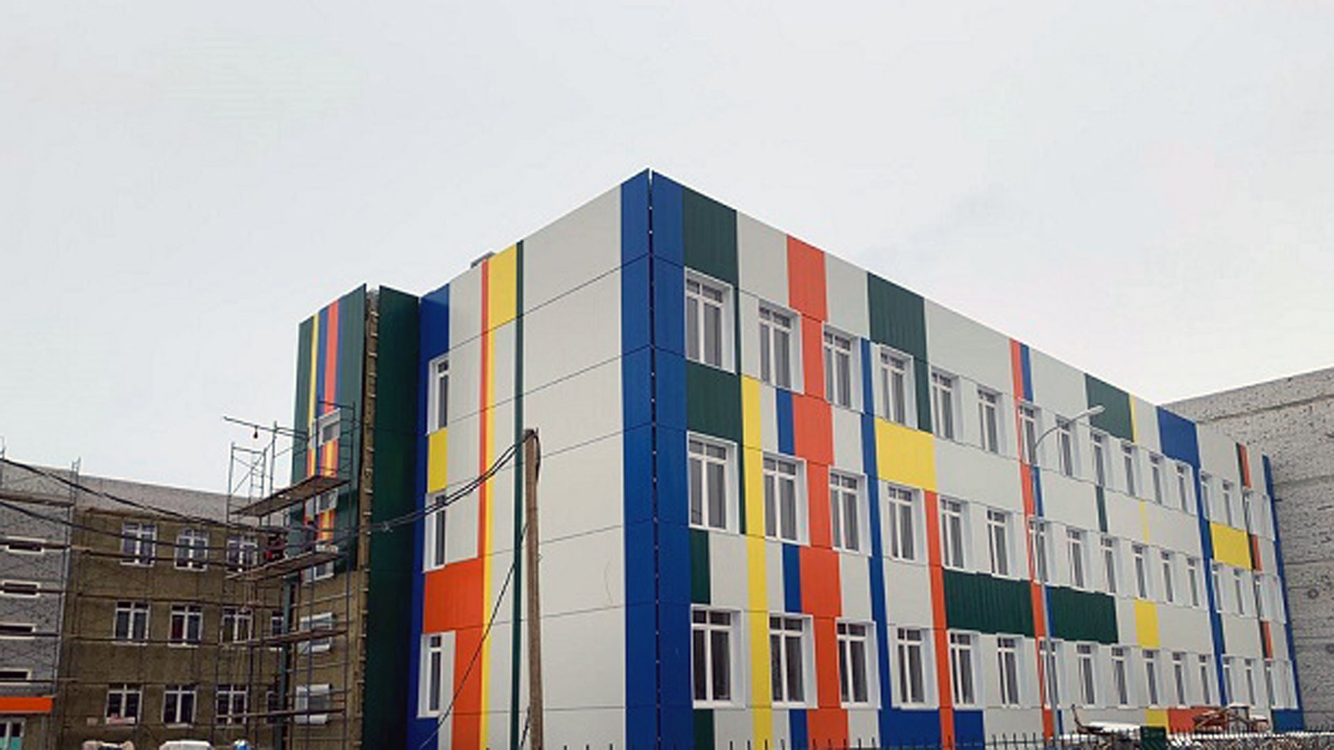 В строящейся школе-тысячнике на юге Волгограда приступили к чистовой отделке