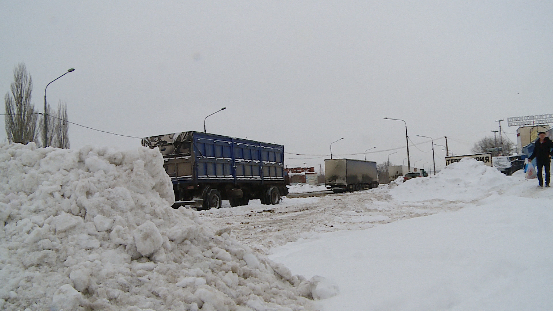 Снег стал препятствием для въезда большегрузов в Волгоград