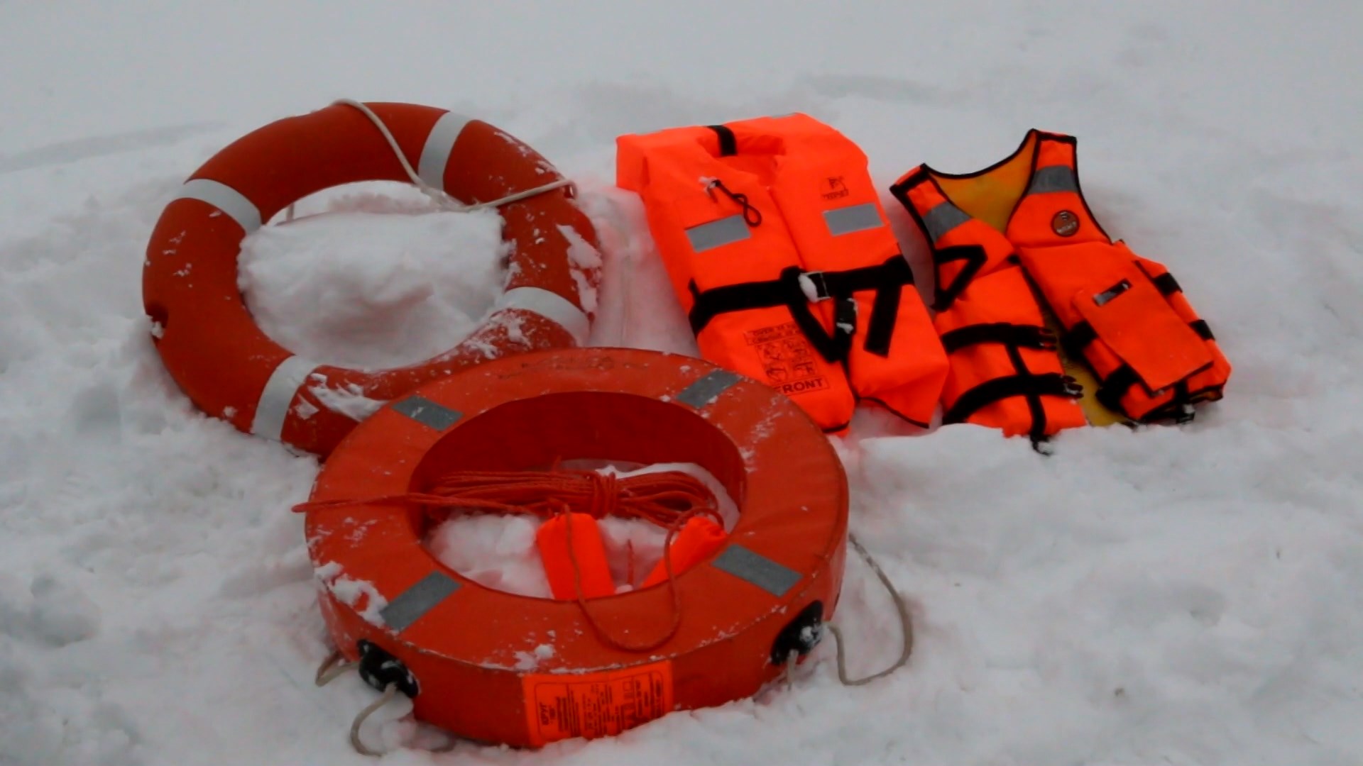 Волгоградские спасатели показали рыбакам приемы спасения на льду