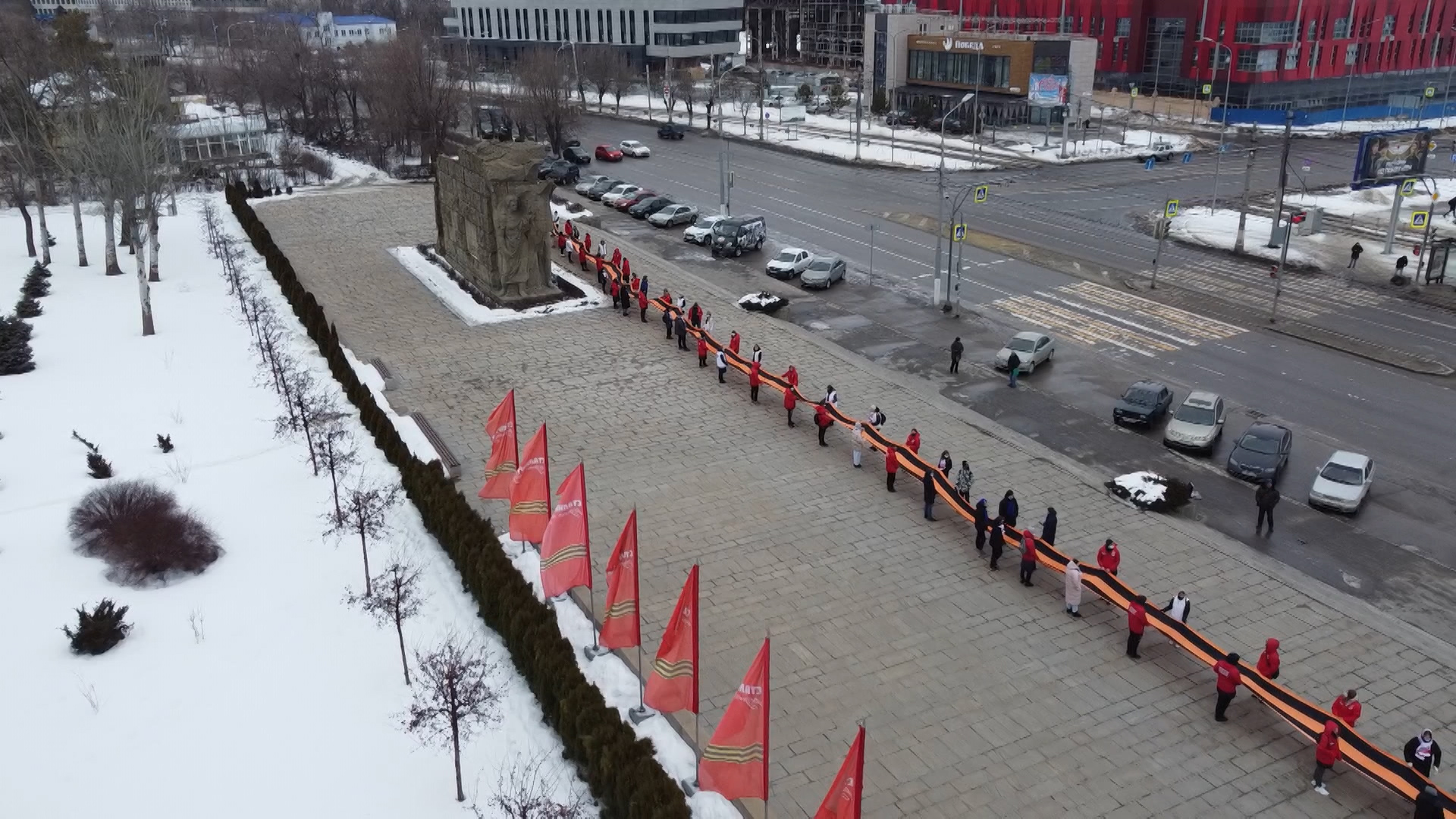 Молодежь Волгограда развернула на Мамаевом кургане 70-метровую георгиевскую ленту