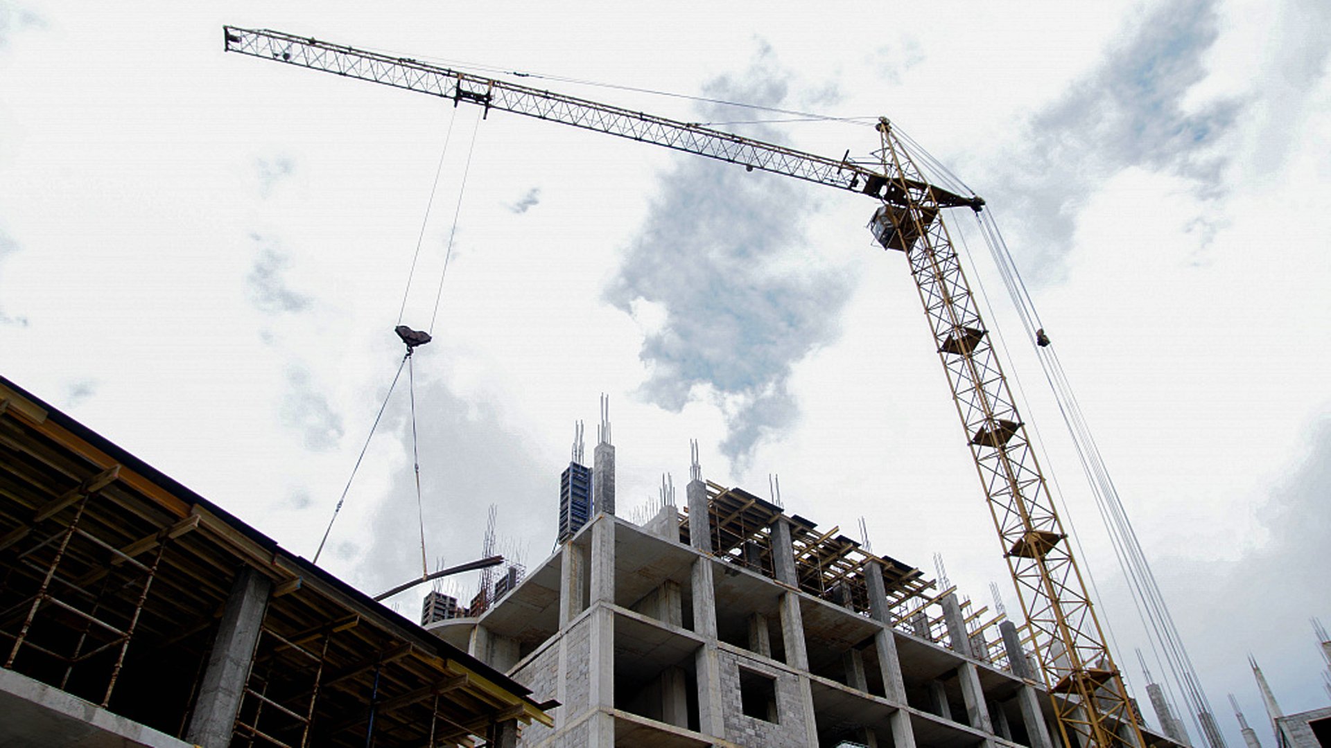 На юге Волгограда продолжили возведение дома-долгостроя