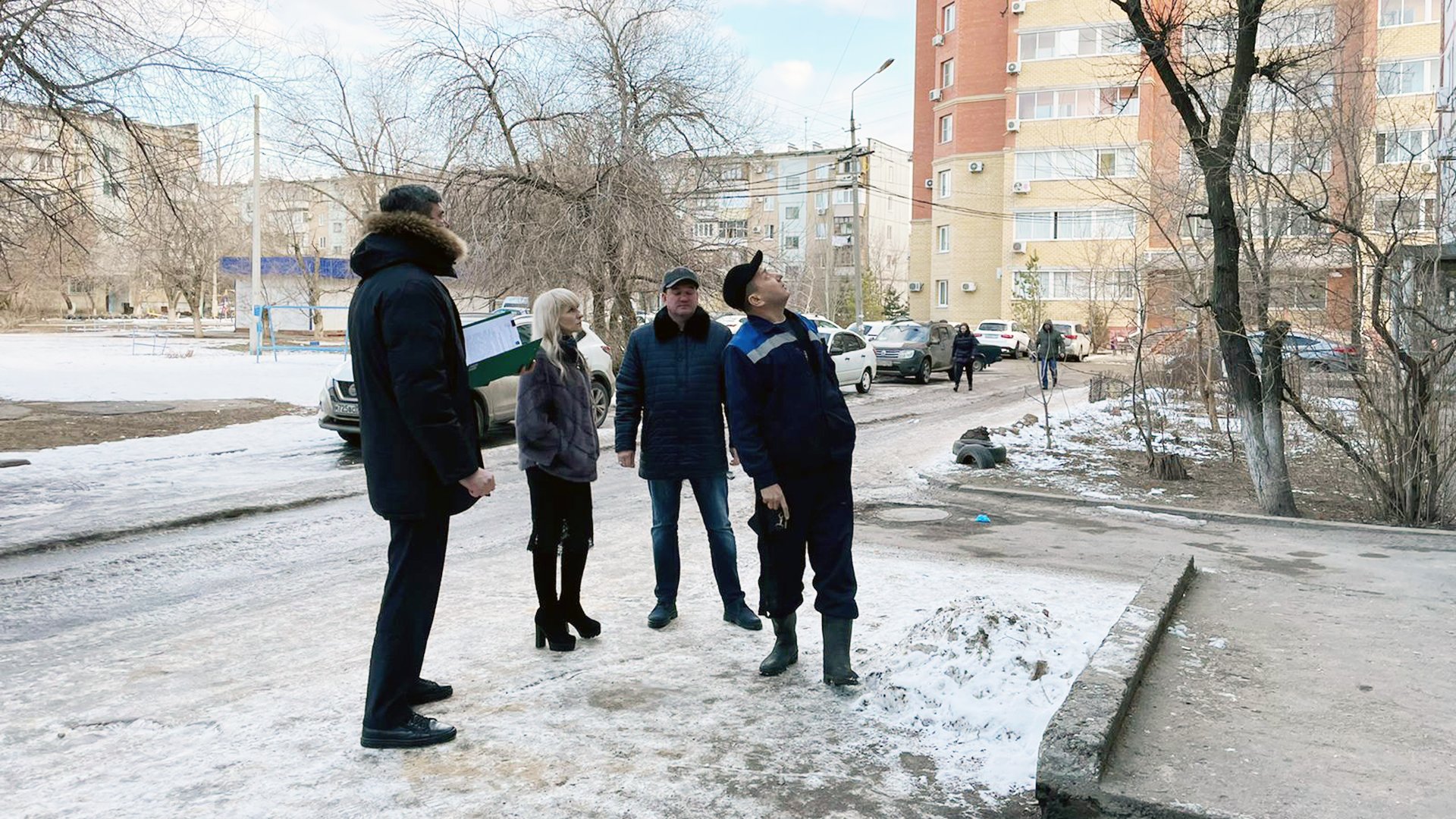 В Волжском прошел рейд по расчистке дворов от снега и наледи