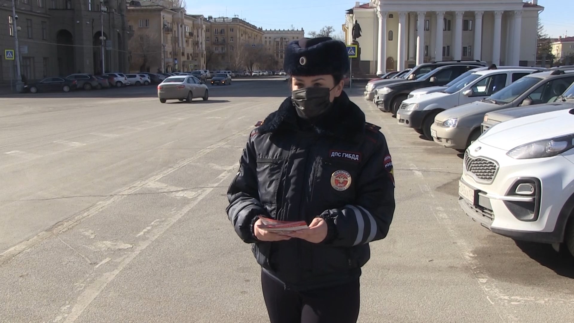 Волгоградские автоинспекторы поздравили водителей с Днем защитника Отечества