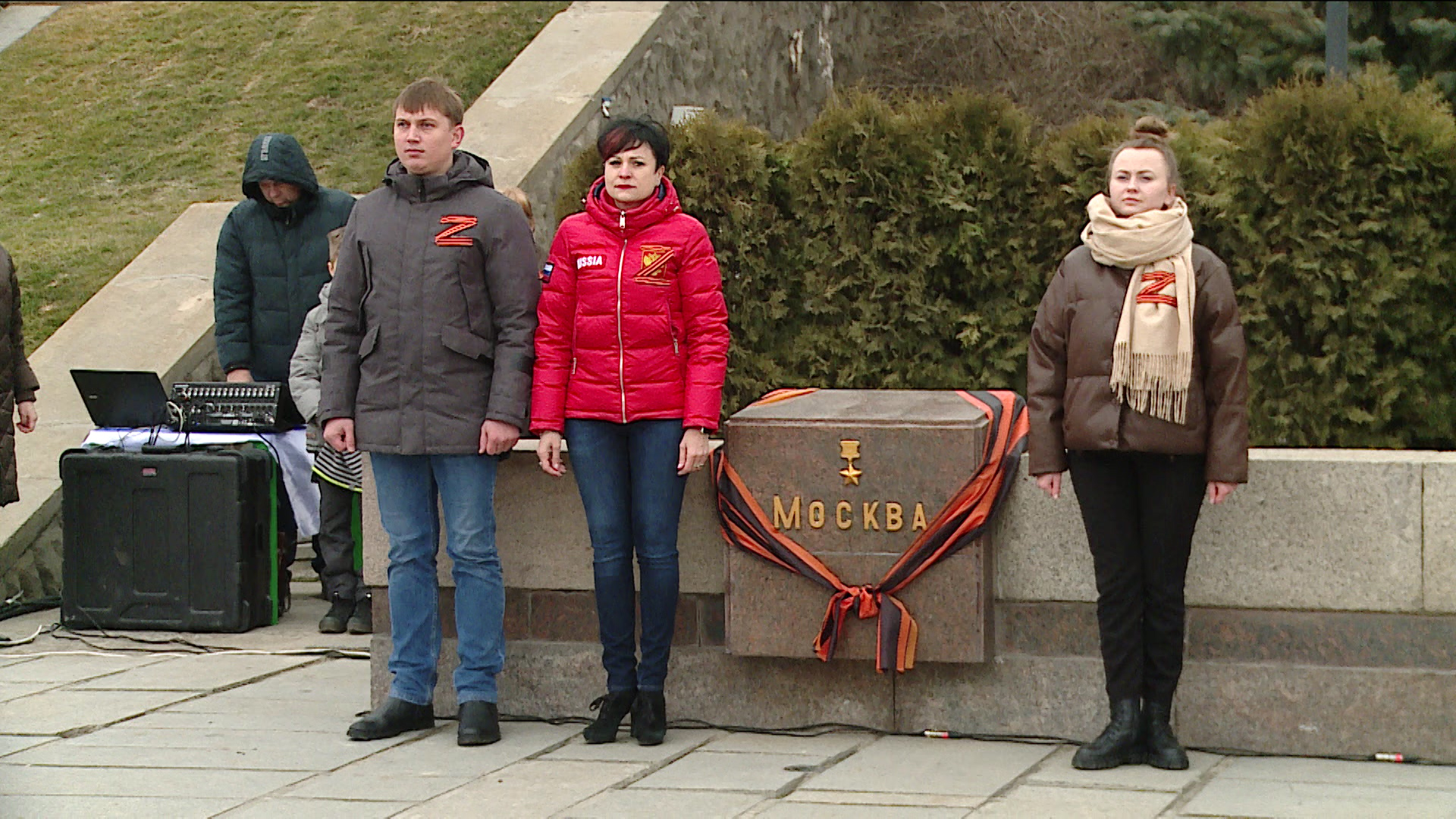 «За наших»: в Волгограде на стелы городов-героев повязали георгиевские ленты