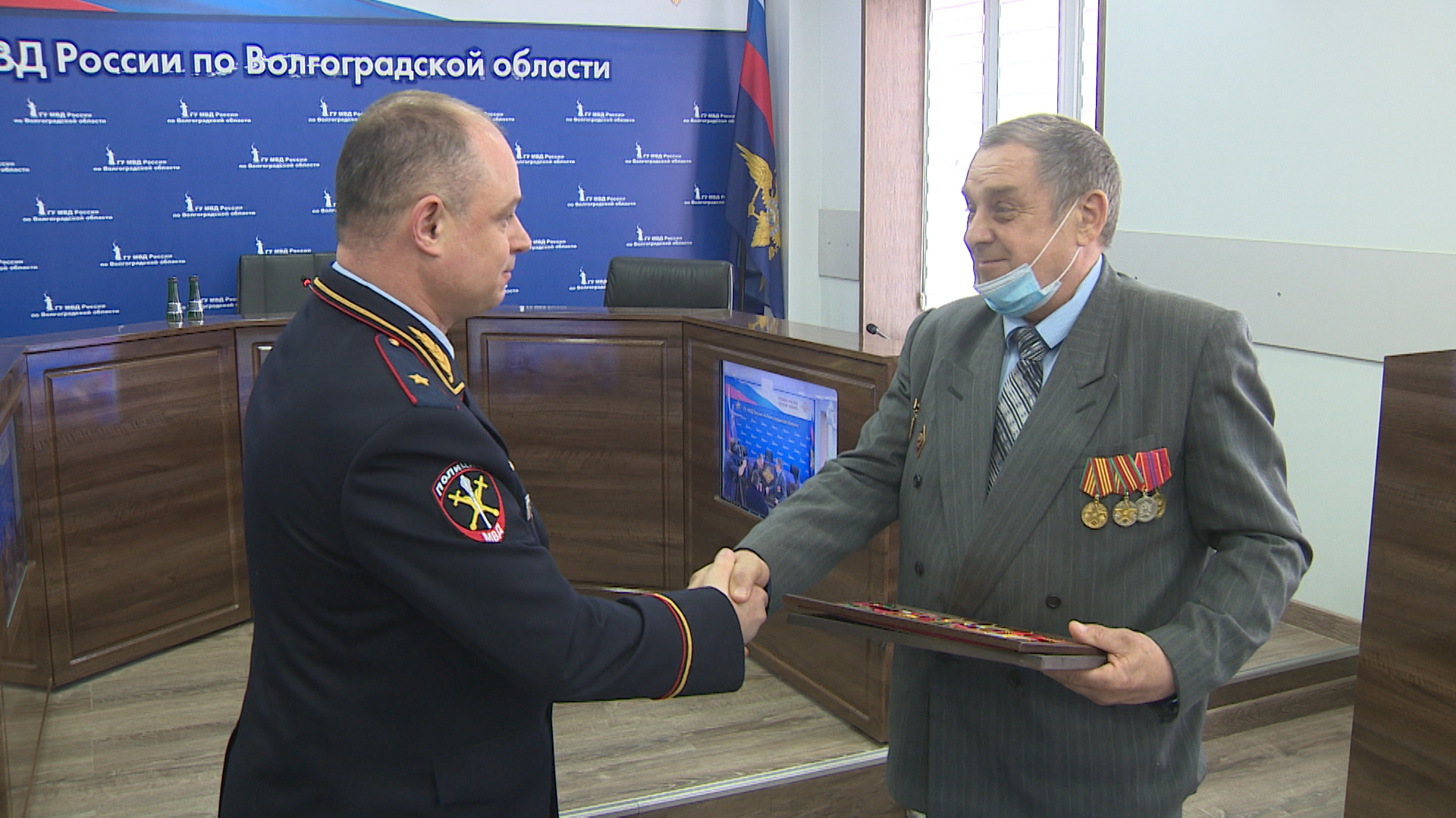 В Волгограде внуку фронтовика передали награды, изъятые из интернет-продажи