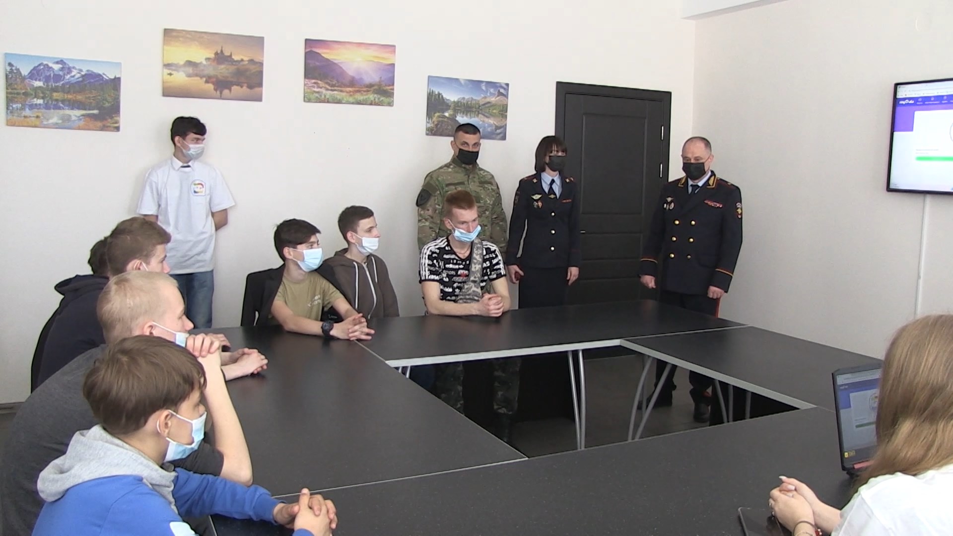 В Волгограде полицейские проводят для школьников антинаркотическую акцию «Призывник»