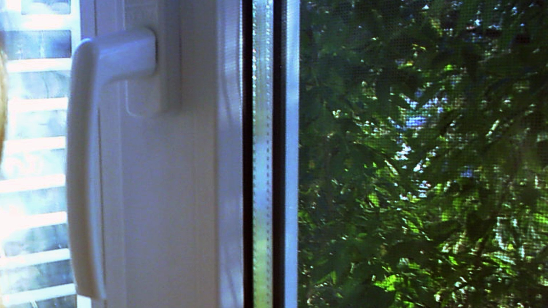 В Ленинском районе из окна квартиры выпала пятилетняя девочка