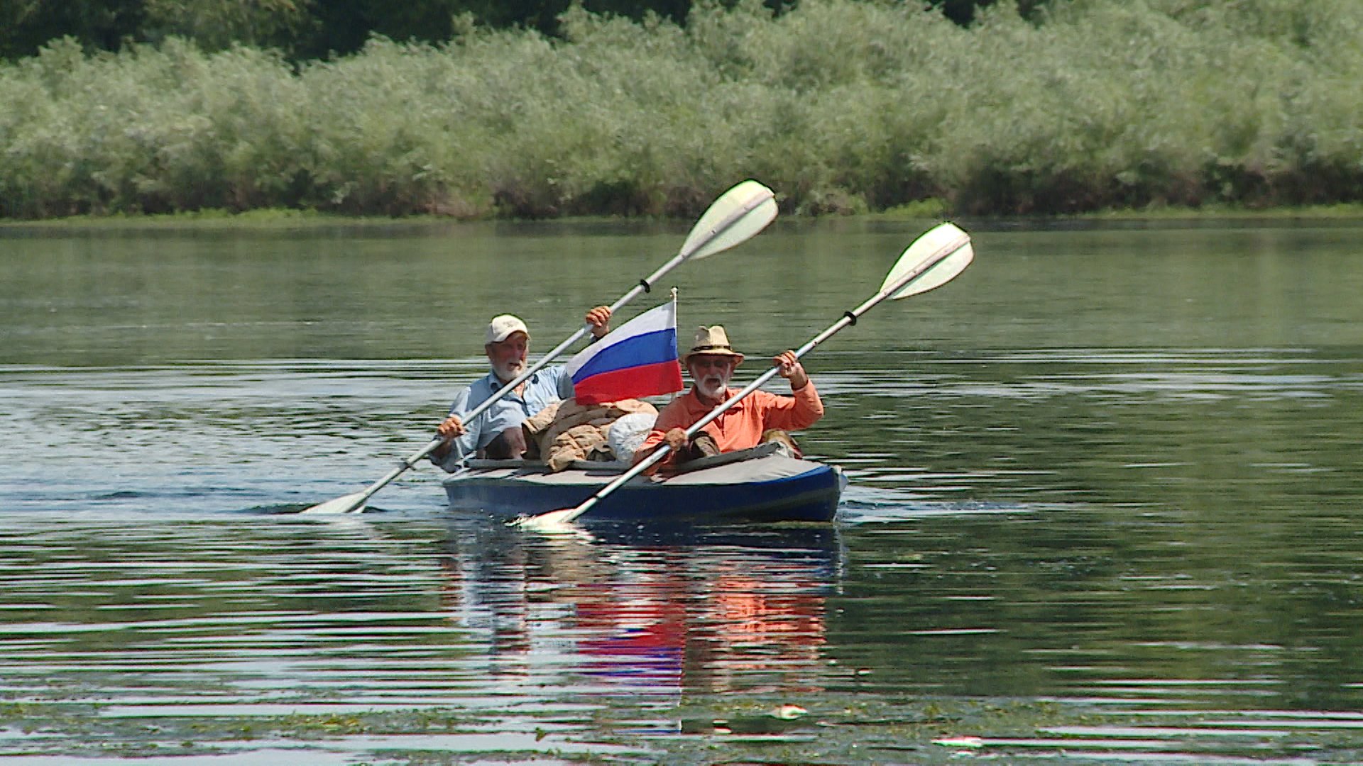 В 80 лет на веслах: в Волгоград приплыли путешественники на байдарках