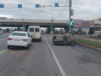 Волгоградские полицейские сообщили о ДТП с перевернувшимся Renault Logan