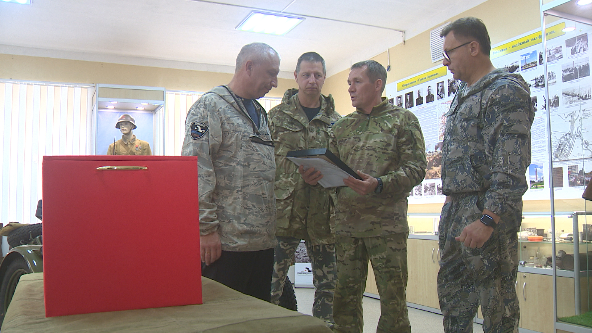 Волгоградские поисковики передали останки красноармейца родственникам из Омска