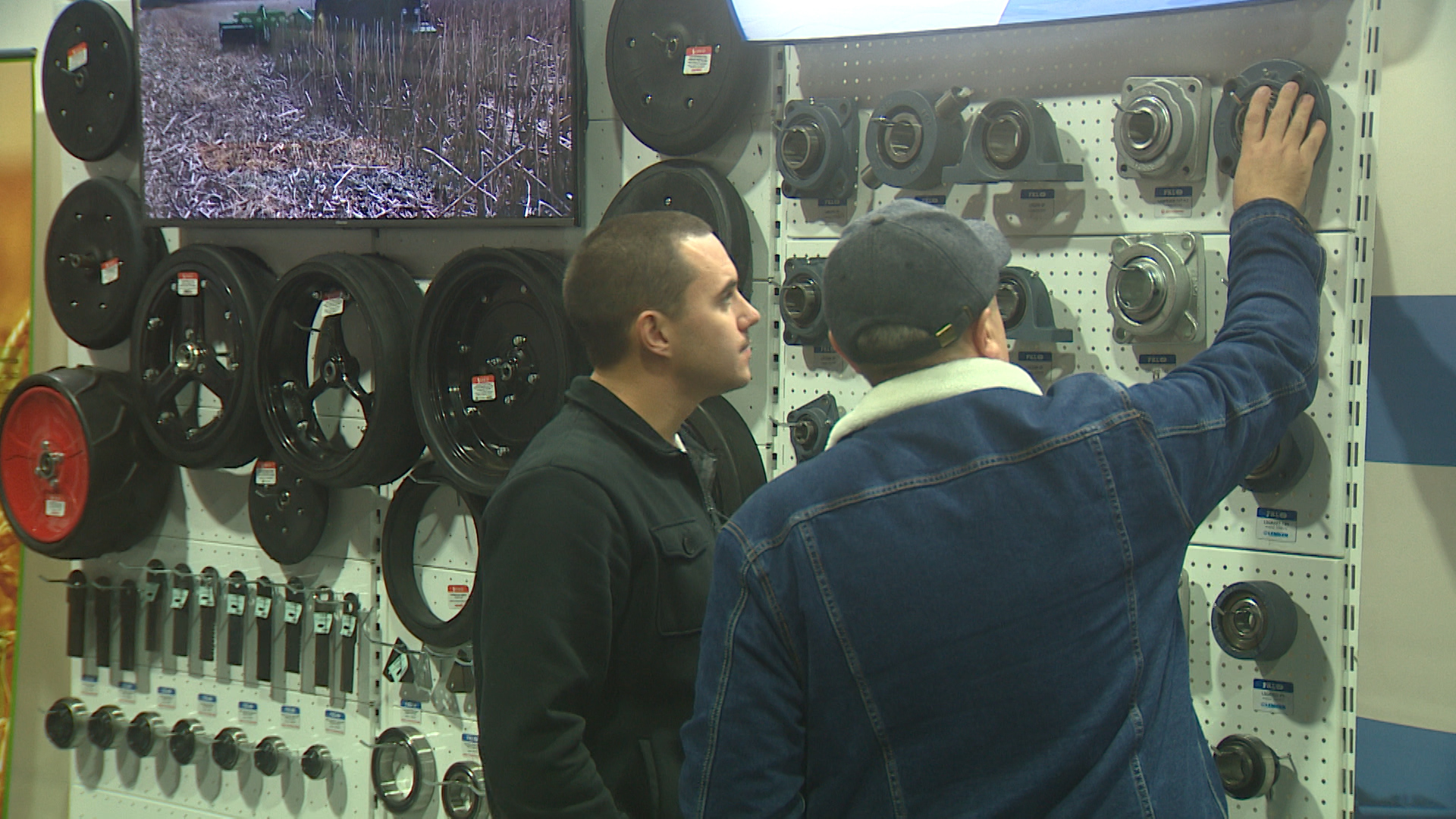 «Стараемся уловить новинки»: двухдневный форум в Волгограде собрал сотни российских аграриев