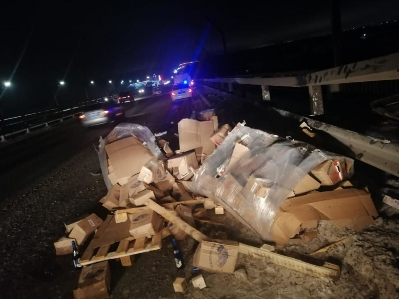 На западе Волгограда с моста упал грузовой автомобиль