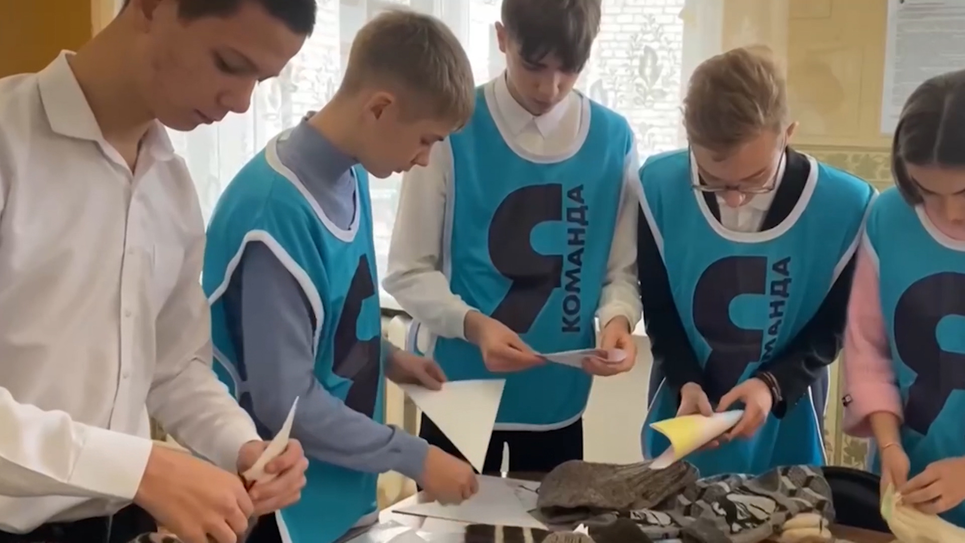 Школьники и студенты Волгоградской области отправляют новогодние открытки бойцам спецоперации