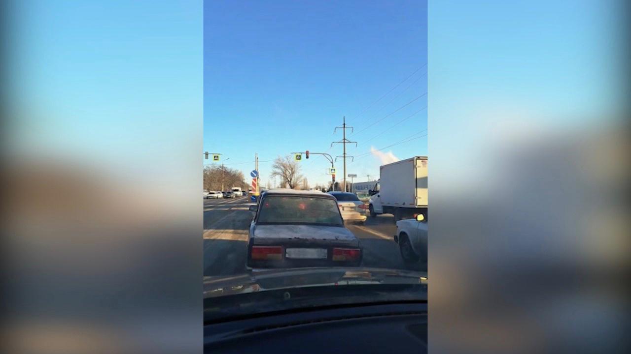 Светофор в Волгограде спровоцировал пробку на дороге