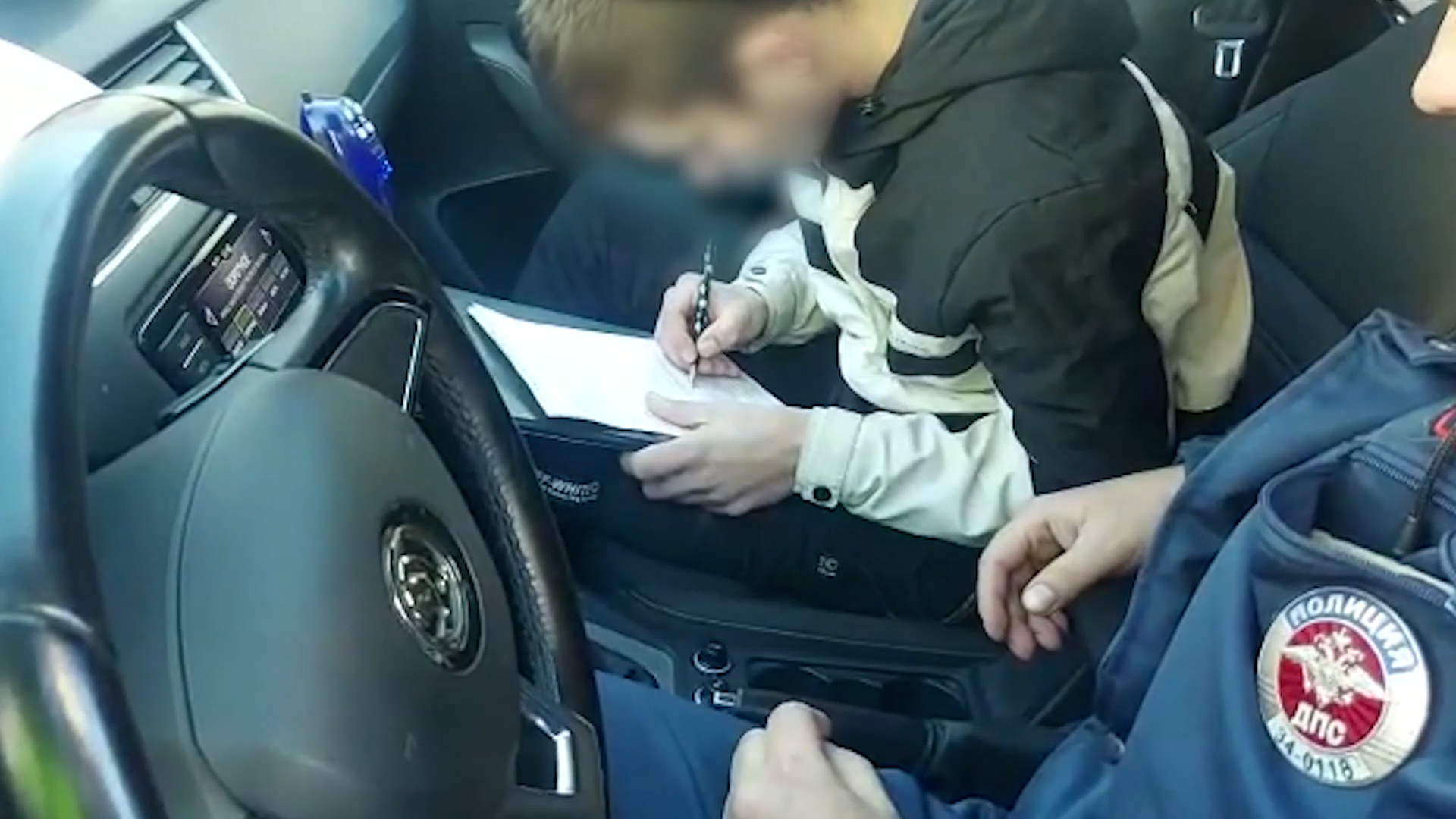 В автомобиле молодого волгоградца обнаружили мефедрон