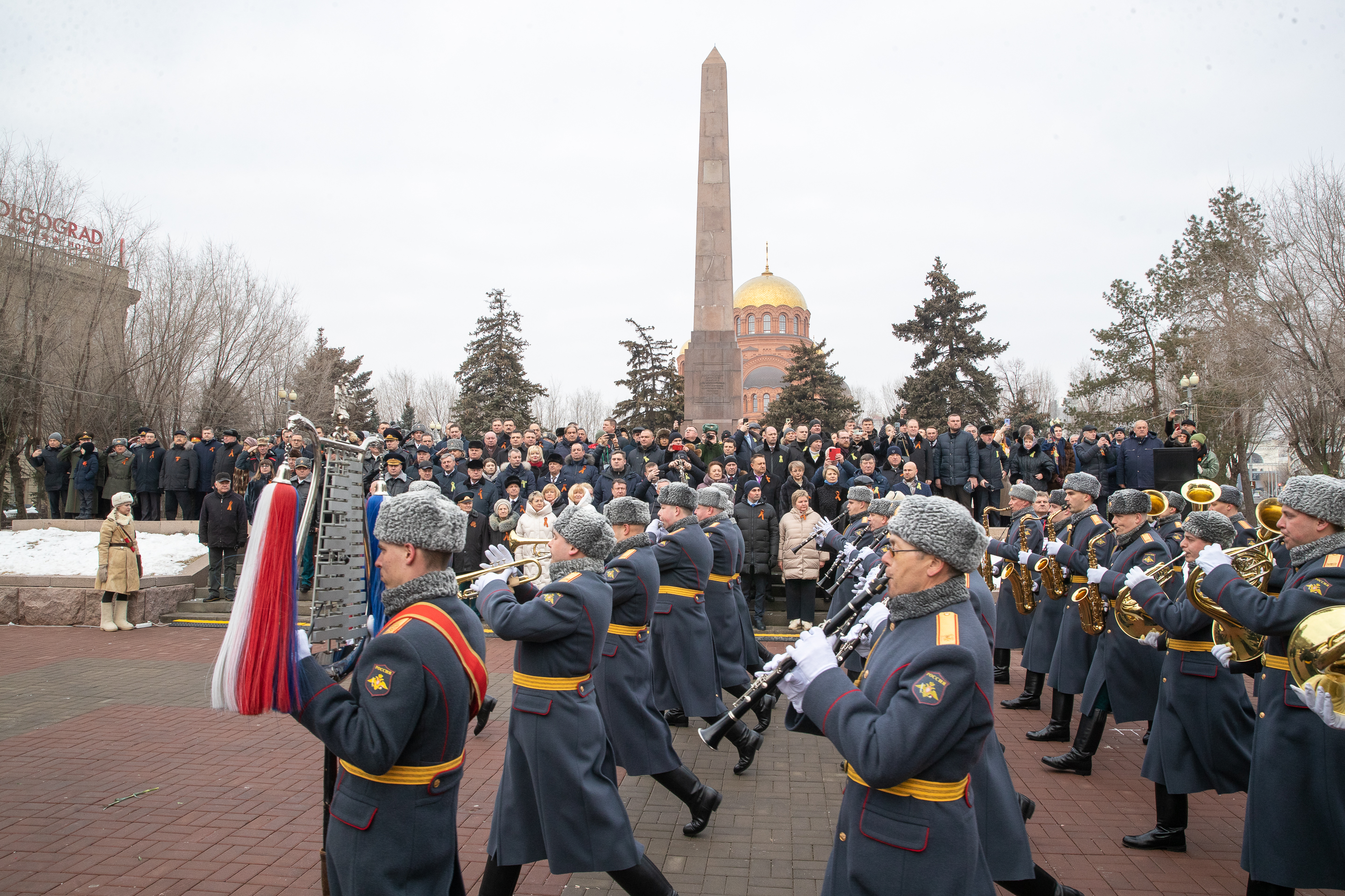 В Волгограде состоялось возложение цветов и венков к Вечному огню