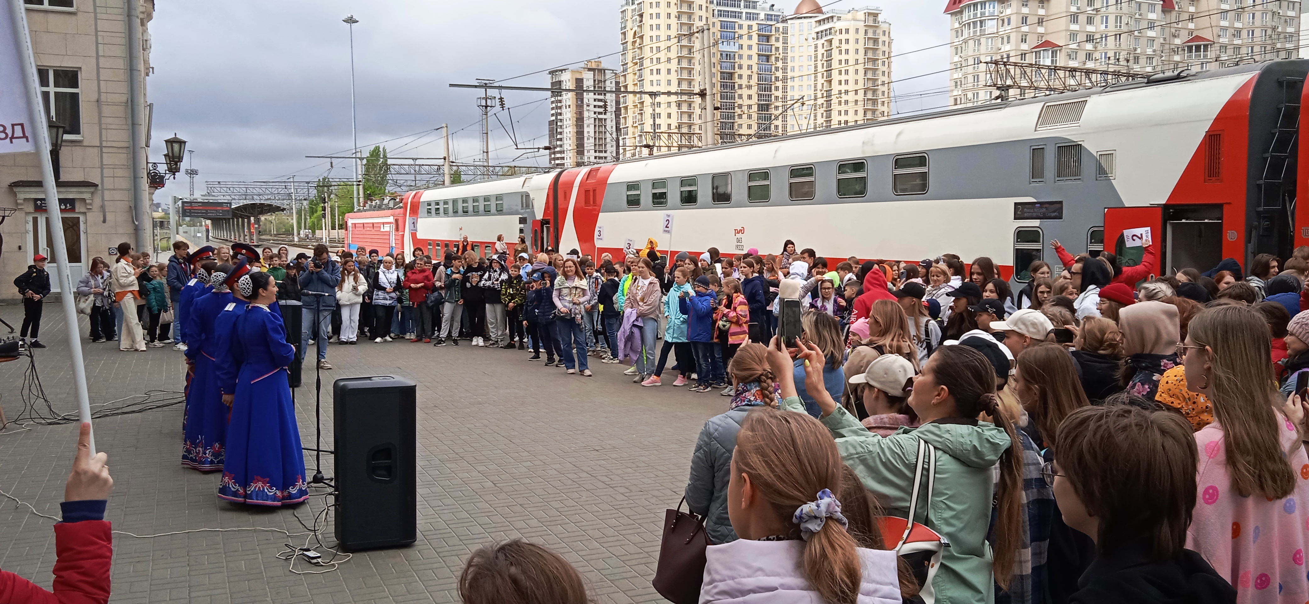 В Волгоград на двухэтажном туристическом поезде приехали более 600 школьников из Самарской области