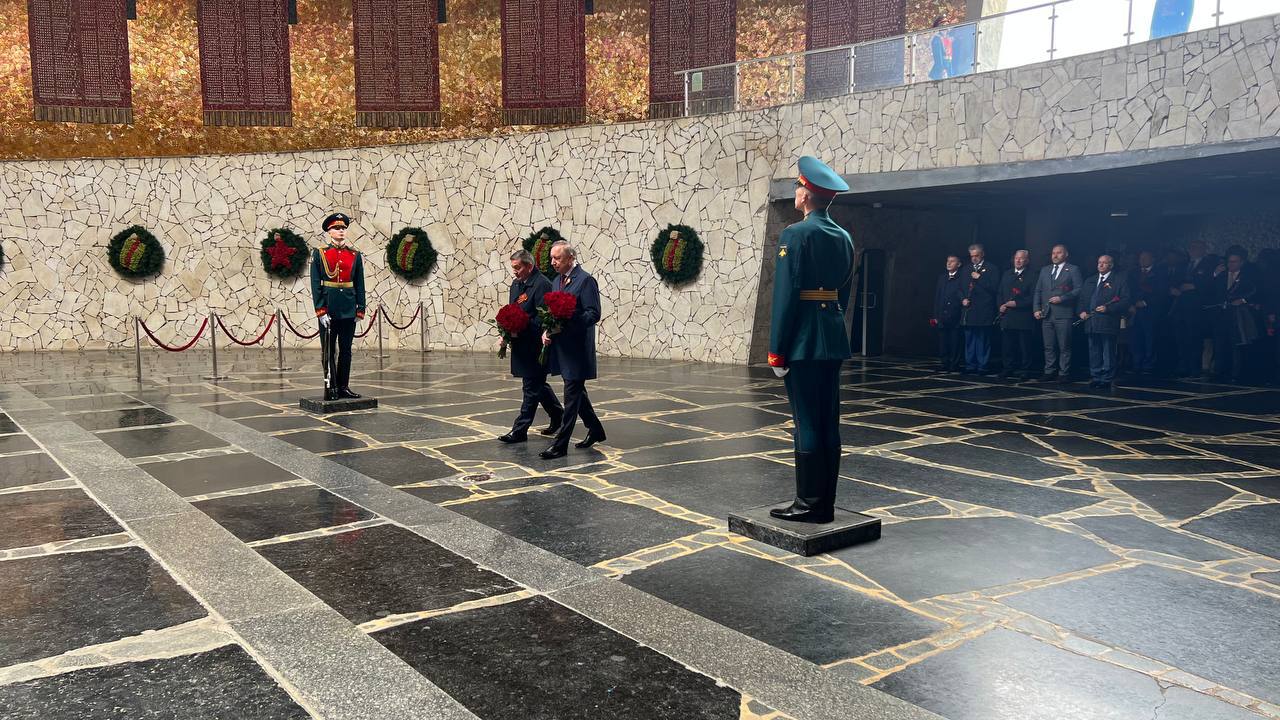 Делегация Санкт-Петербурга почтила память защитников Отечества на Мамаевом Кургане