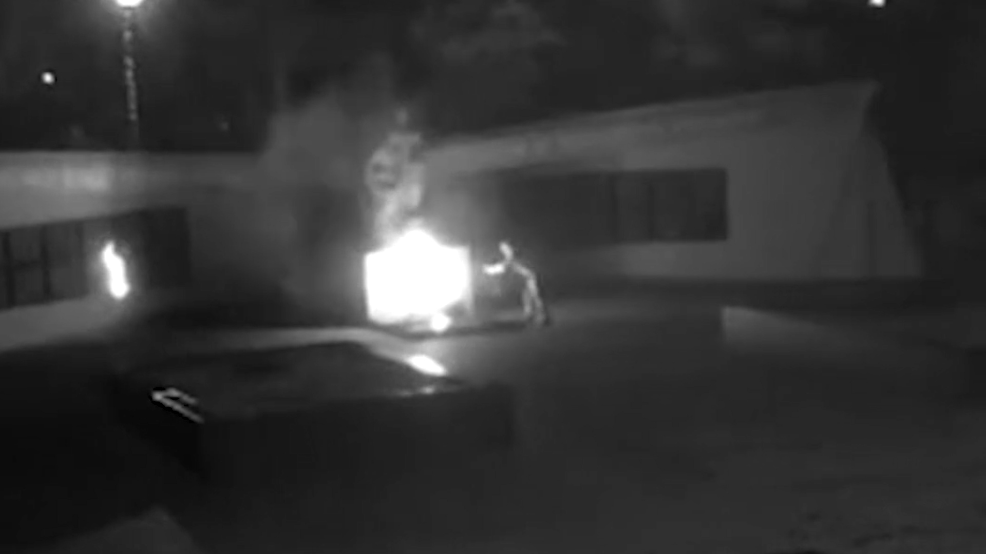 Акт вандализма у Вечного огня в Камышине попал на видео