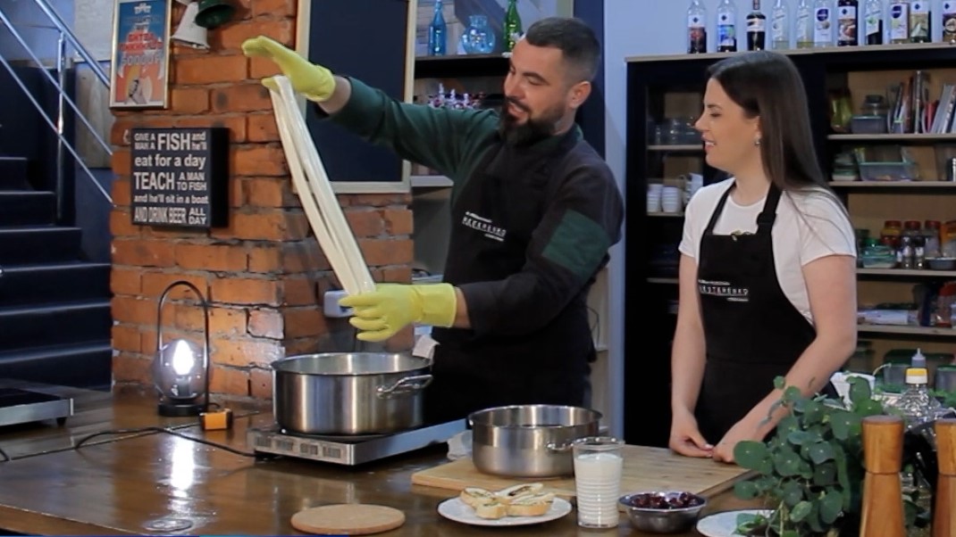 Секреты домашней страчателлы для салата с черешней раскрыл волгоградский шеф-повар