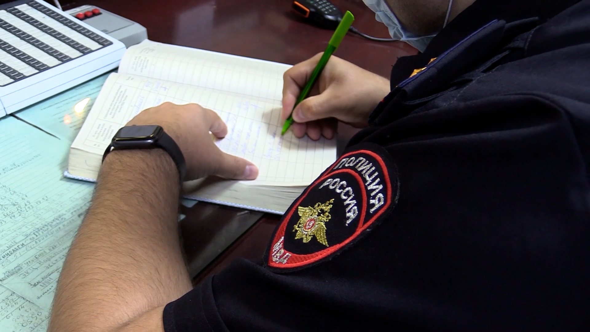 Волгоградец ударил соседа ножом в живот и спрятался под кроватью