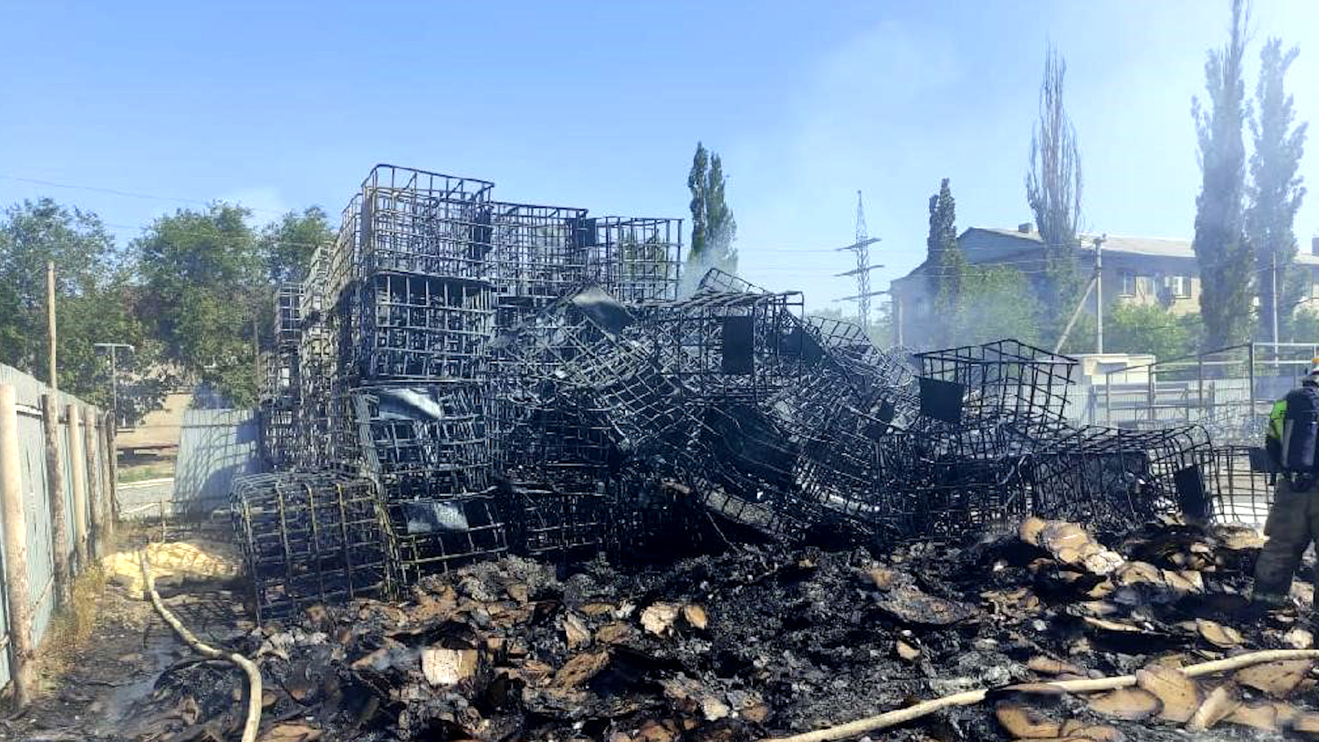 Прокуратура начала проверку по факту возгорания пластиковых кубов в Волжском