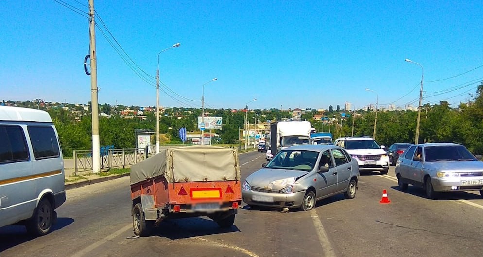 В Волгограде оторвавшийся в результате ДТП прицеп влетел в машину с новорожденным
