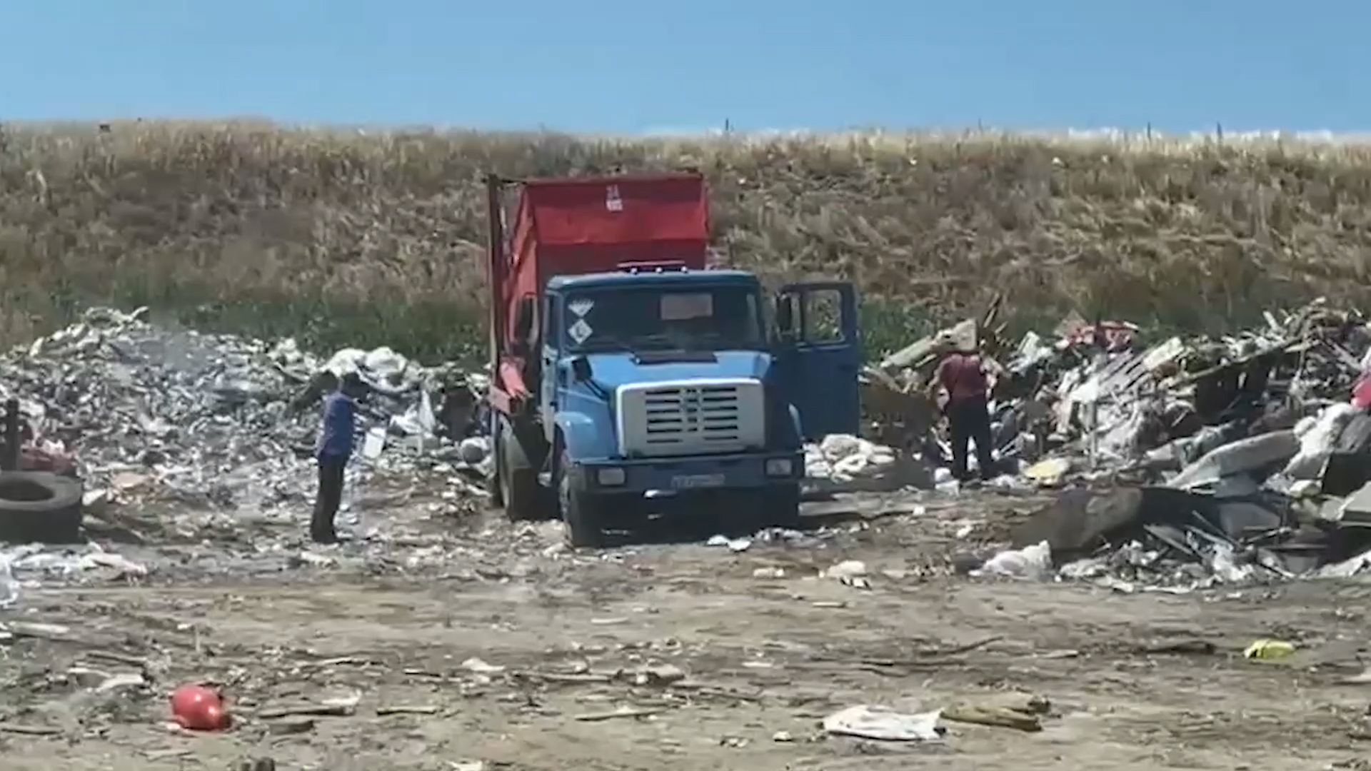 В Волгоградской области водитель самосвала устроил несанкционированную свалку