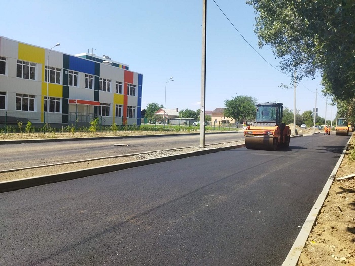 Полтора километра дорог обновляют возле новой школы в Ворошиловском районе Волгограда