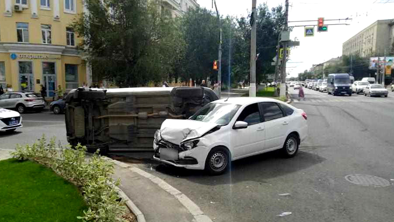 В Волгограде перевернулась иномарка рядом с пешеходами