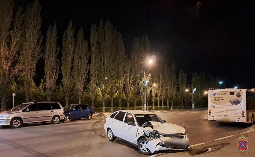 Под Волгоградом молодой водитель LADA устроил ДТП с иномарками и автобусом