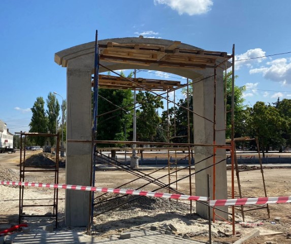 В Волгограде у музея «Старая Сарепта» возводят пятиметровую арку