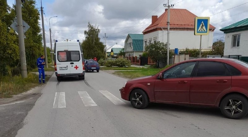 В Волгоградской области фельдшеру оказали помощь после ДТП со «скорой» и легковушкой