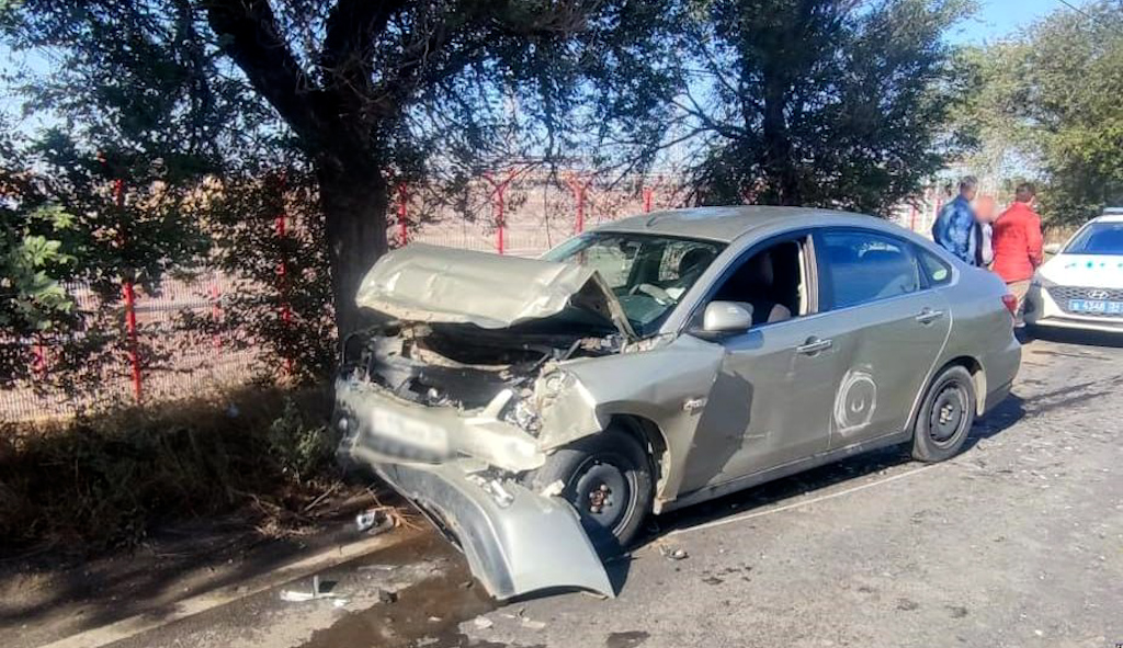 В Волгограде легковушку отбросило на передвижной кран из-за столкновения с мусоровозом