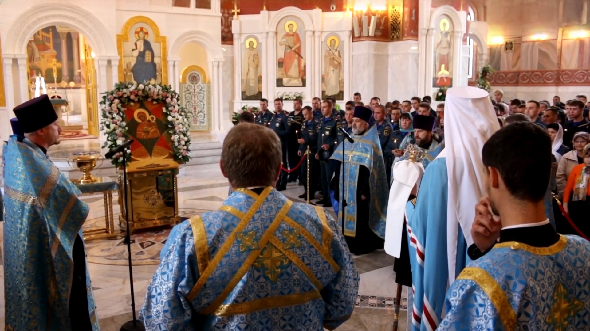 Молебен в честь покровительницы пожарных прошел в Александро-Невском соборе Волгограда