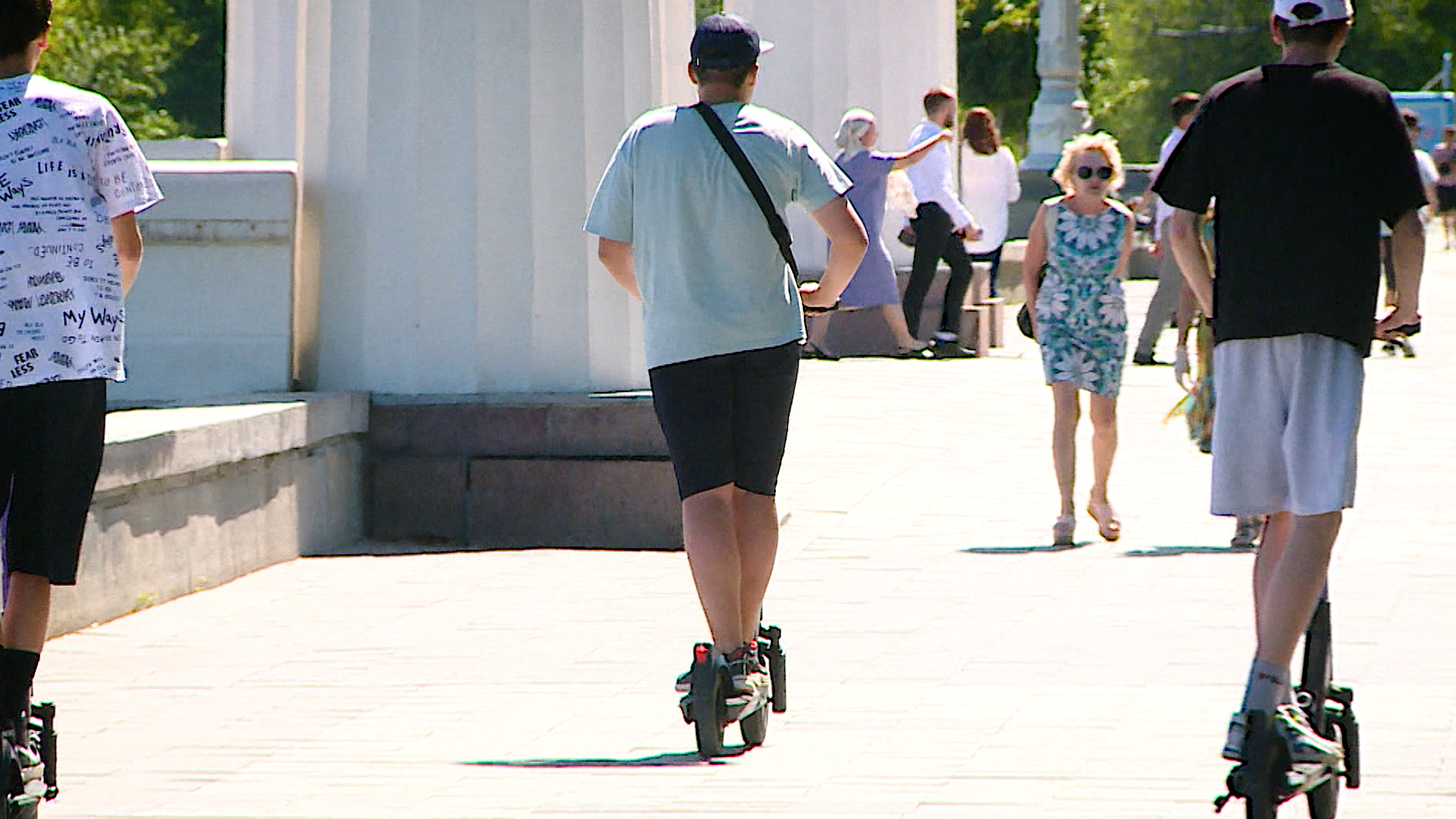 «Не видят пешеходов вообще»: следователи проверят законность массового предоставления электросамокатов в аренду в Волгограде