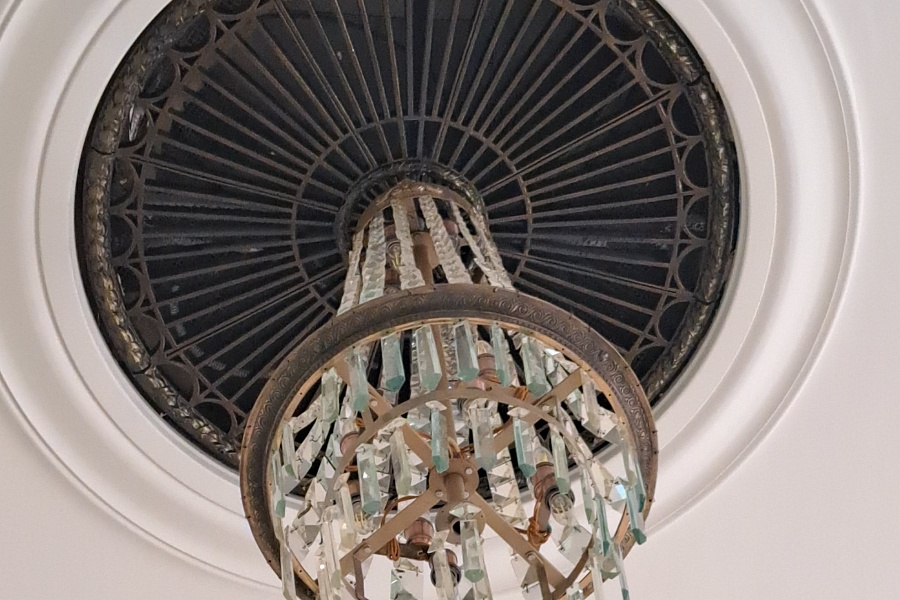 В волгоградский Дом детства вернули пережившие бомбардировку Сталинграда люстры