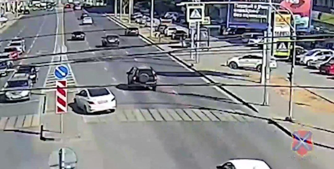 ВИДЕО: в Волгограде пьяный водитель без прав врезался в столб