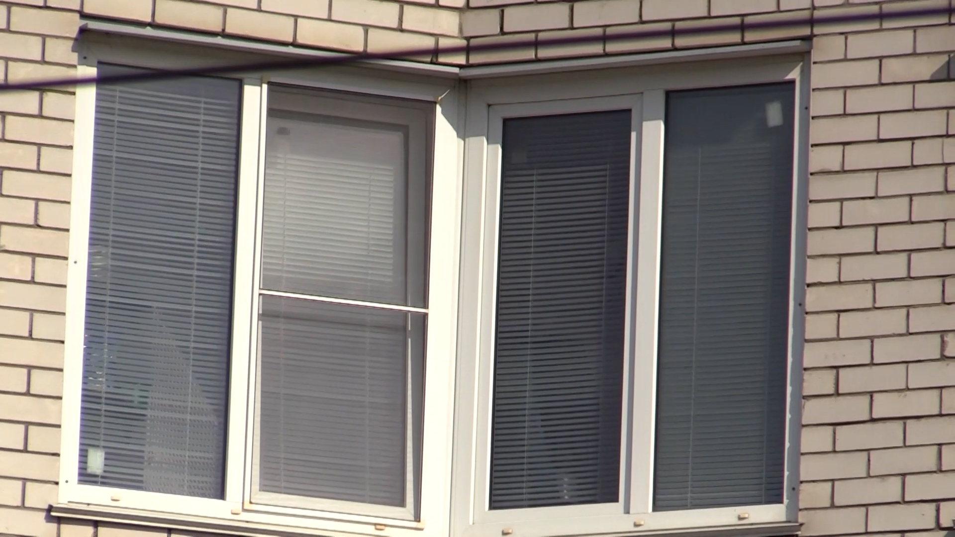 В Волжском мойщики окон сорвались с 22-метровой высоты