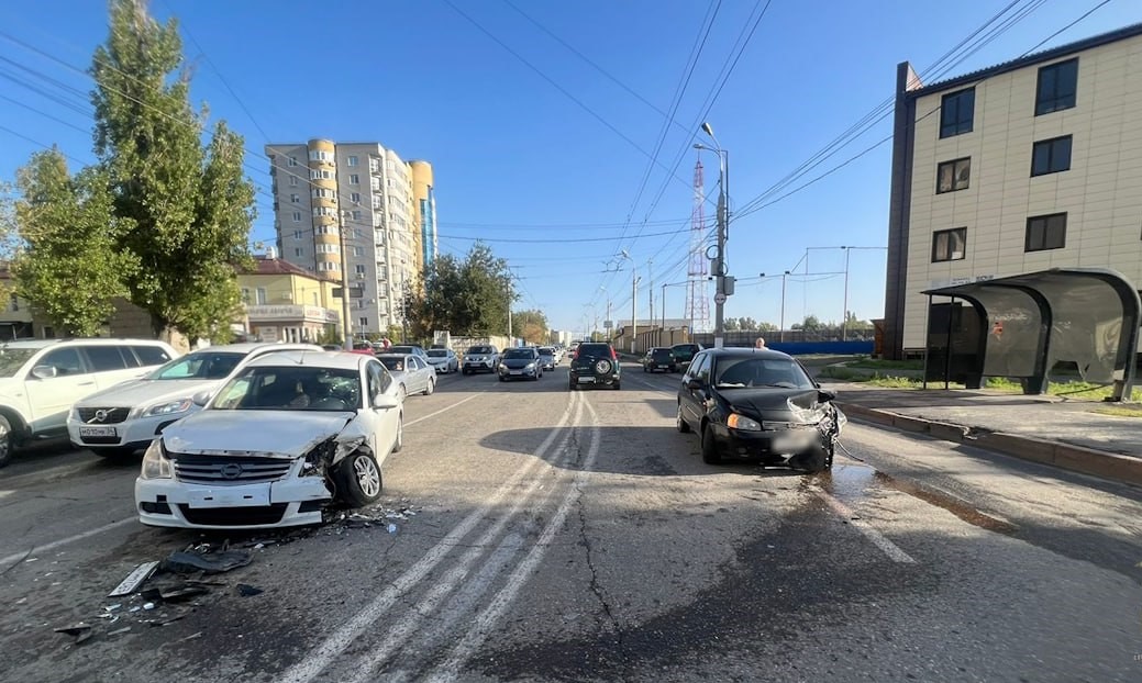 Видео: водитель спровоцировала ДТП в Волгограде при попытке успеть проехать на красный