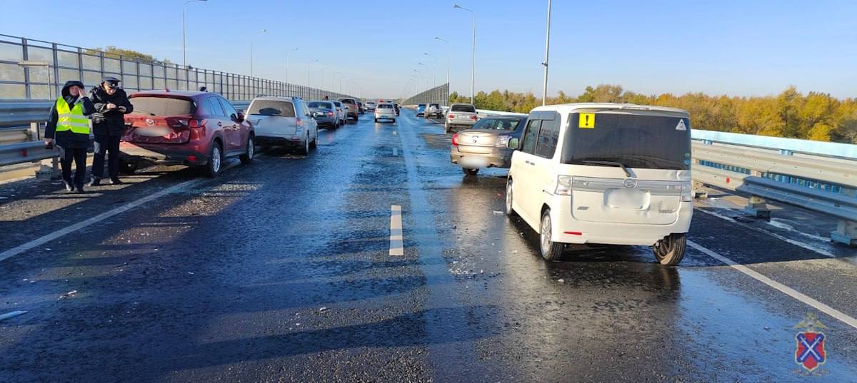На обледенелом мосту в Среднеахтубинском районе столкнулись 8 машин