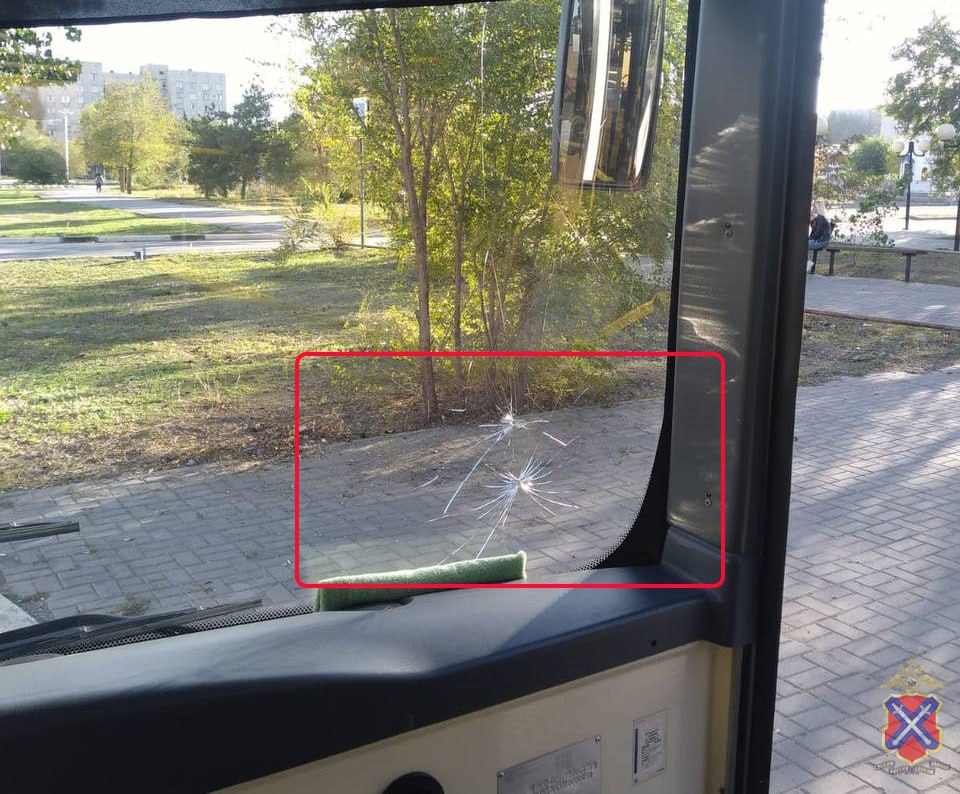 Под Волгоградом нашли дебошира, разбившего стекло автобуса
