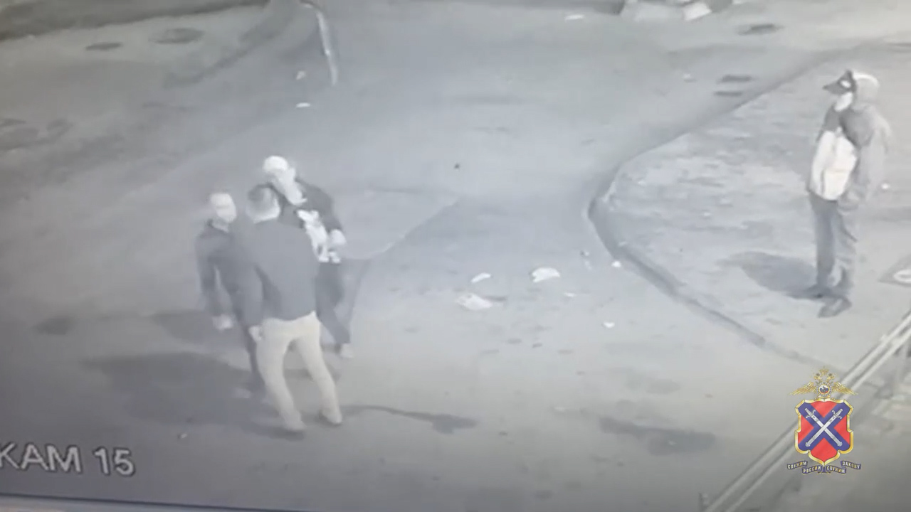 ВИДЕО: двое собутыльников избили и ограбили волгоградца ночью
