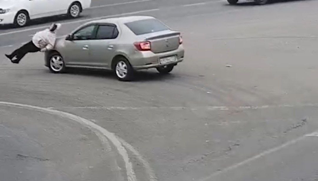 В Волгограде водитель иномарки сбил пенсионерку на островке безопасности